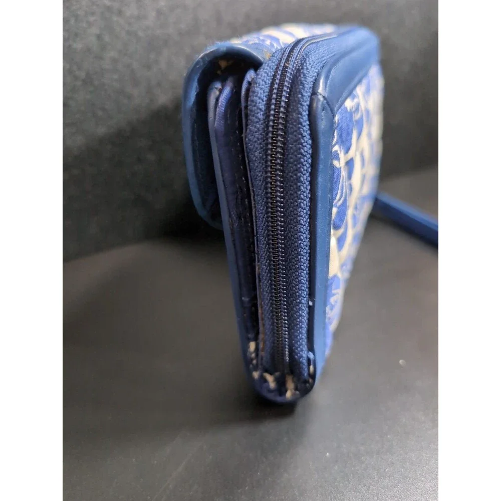 VERA BRADLEY COBALT BLUE TILES WRISTLET WALLET TRIFOLD ID SLOTS CARD CASH - Picture 6 of 16